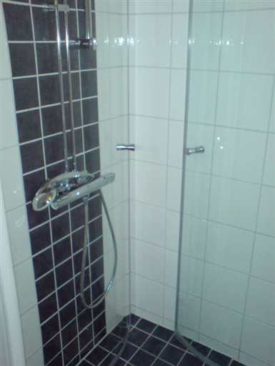 Badrum med duschväggar